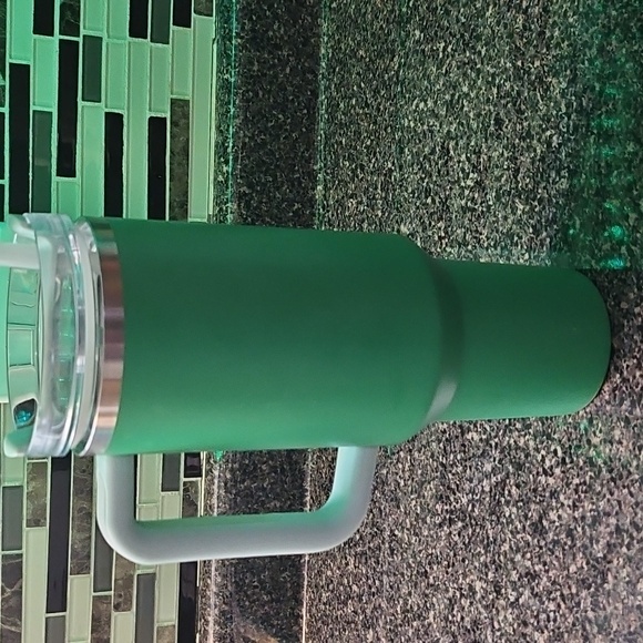 Stanley Green Travel Tumbler with Handle 40 Fl Oz. Good Condition - Picture 2 of 4